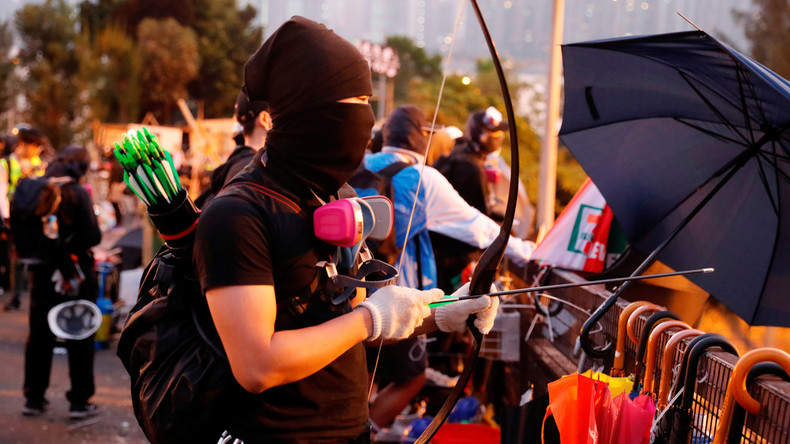 Zusammenstöße in Hongkong: Polizeikräfte werden mit Pfeil und Bogen angegriffen