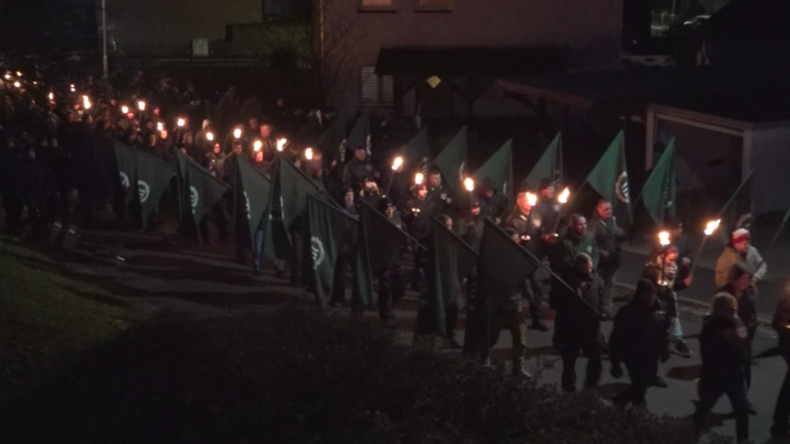 Gruselig: Neonazis veranstalten Fackelmarsch für Hitler-Stellvertreter Rudolf Heß in Bayern