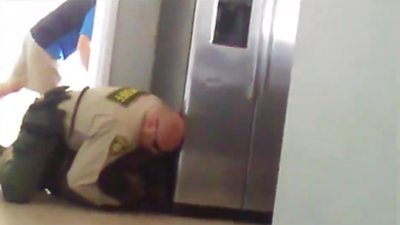 USA: Polizist ringt brutal 15-Jährigen zu Boden, der weder Arme noch Beine hat