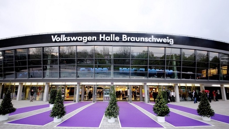 Volkswagen "neutralisiert" sich: Hallenname wird während AfD-Parteitag in Braunschweig abgedeckt