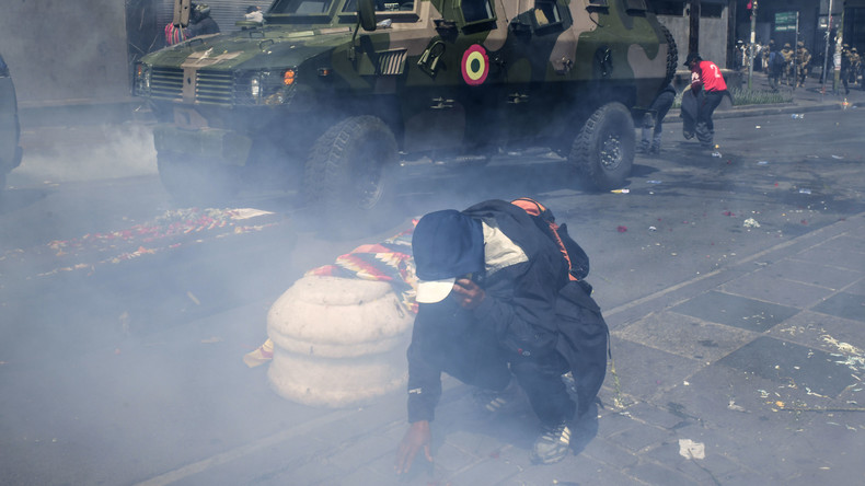 Bolivien: Polizei verschießt massiv Tränengas auf Trauerzug mit Särgen von getöteten Demonstranten