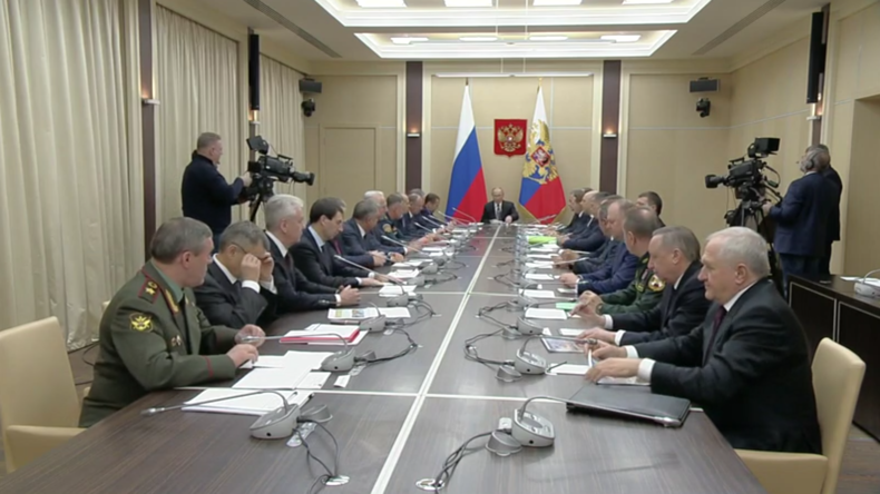 Sitzung des Sicherheitsrates: Putin bespricht militärische Entwicklung und lobt Syrien-Operation