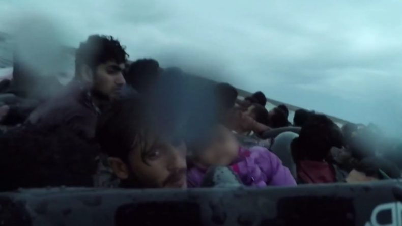 Italienische Küstenwache rettet Baby aus dem Meer, nachdem Migrantenboot kenterte