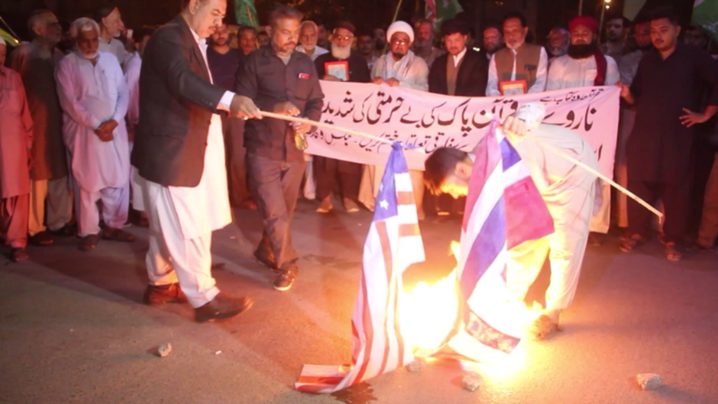 Pakistaner verbrennen norwegische und US-Flaggen nach Koran-Verbrennung in Norwegen