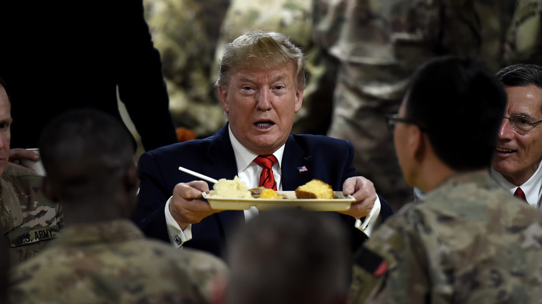 Überraschungsbesuch in Afghanistan: Trump serviert Soldaten Thanksgiving-Dinner