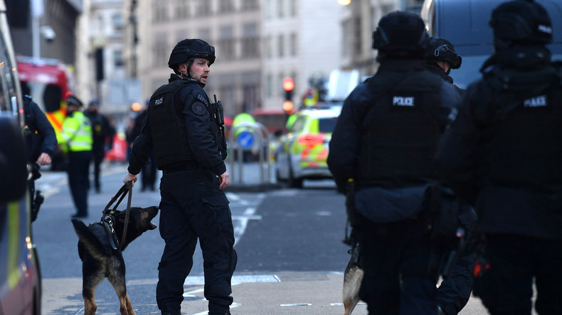 London: Mann greift Menschen mit Messer an – Polizei erschießt am Boden liegenden Täter