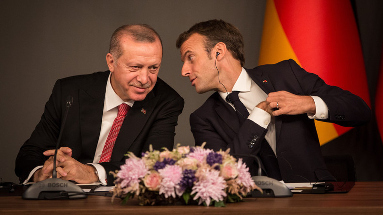 Erdoğan verdächtigt Macron, "hirntot" zu sein
