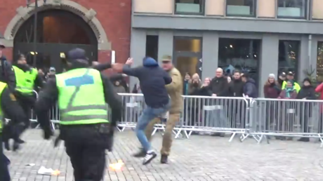 Norwegen: Islam-Gegner verbrennt öffentlich Koran und wird von Gegendemonstranten angegriffen