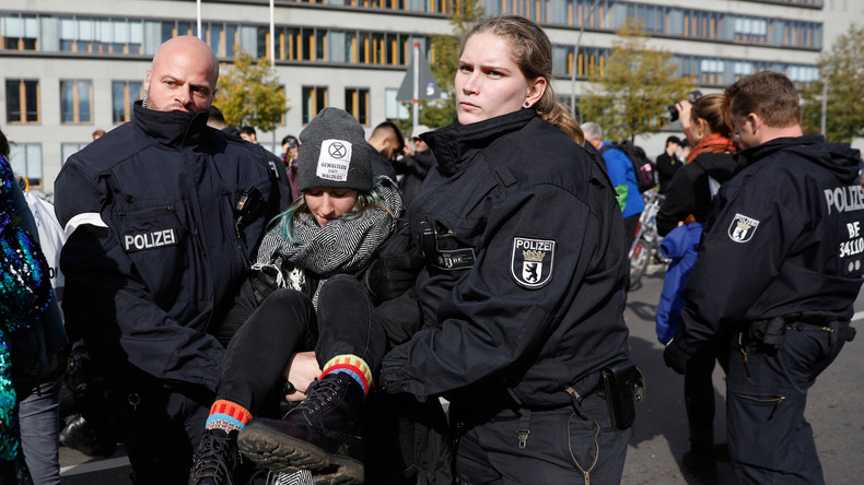 Spuckattacken auf Berliner Polizisten: Gewerkschaft fordert schnelle Beschaffung von Schutzhauben