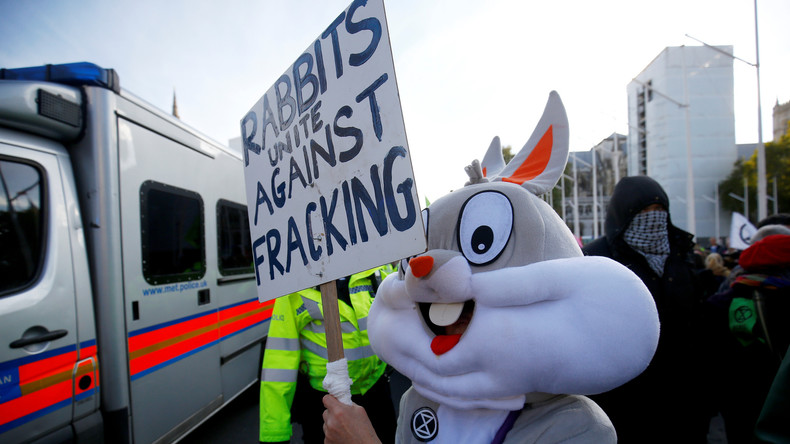 Fast alle Seiten geschwärzt: Britische Regierung gibt Fracking-Dokument "frei" (Video)