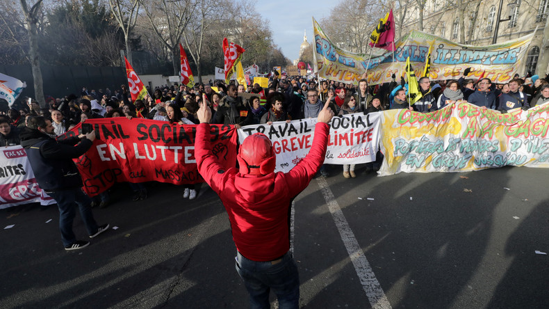 LIVE: Proteste gegen Macrons Rentenreform in Paris gehen weiter