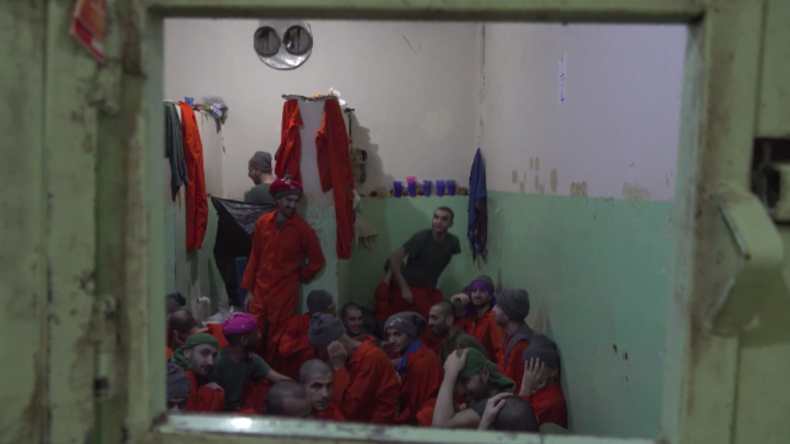 Syrien: Videoaufnahmen aus Gefängnis mit Tausenden mutmaßlichen IS-Terroristen