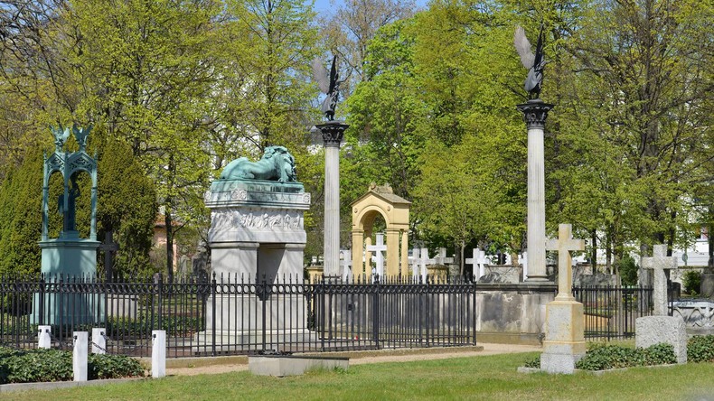 Unbekannte öffnen Grab von SS-Obergruppenführer Heydrich auf Berliner Invalidenfriedhof
