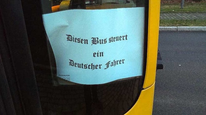 Fährt nicht mehr: Busfahrer in Dresden wegen provokantem Schild suspendiert
