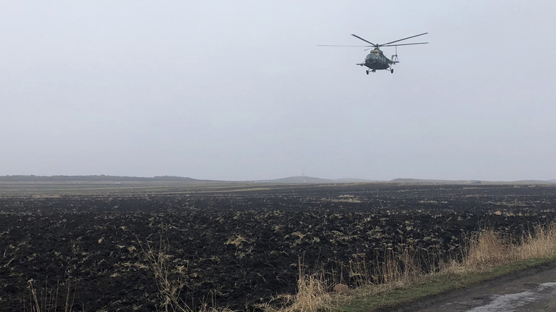 Crashtest aus luftigen Höhen: Russe verliert Wette und wirft Geländewagen von Hubschrauber ab