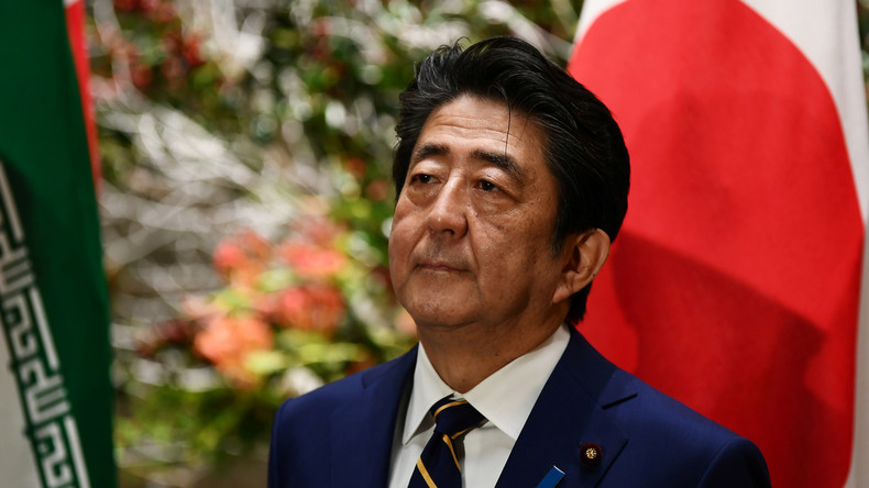 Keine Alternative: Japans Premier Abe hält sich trotz Skandals weiter im Amt