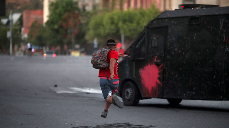 Chile: Zwei Polizeiwagen quetschen Protestler ein – Polizei stuft Vorfall als Verkehrsunfall ein