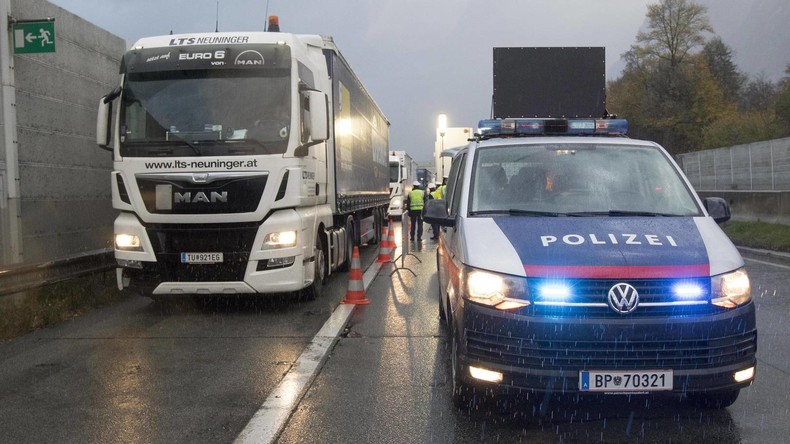 Passau: Polizei findet elf Flüchtlinge in Kühllaster