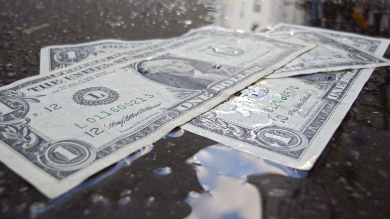 USA: Bankräuber verteilt Geld unter Passanten und wartet auf die Polizei