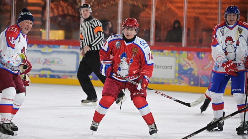 Moskau: Wladimir Putin spielt Eishockey am Roten Platz