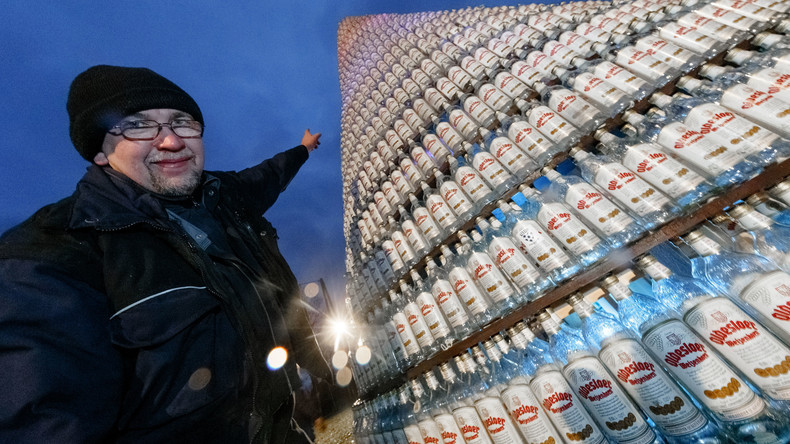 Schnapsidee? Weihnachtsbaum aus 5.038 Schnapsflaschen stellt Weltrekord auf