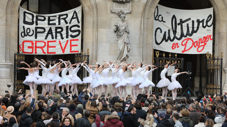 Frankreich: Balletttänzerinnen schließen sich Protest gegen Rentenreform an (Video)