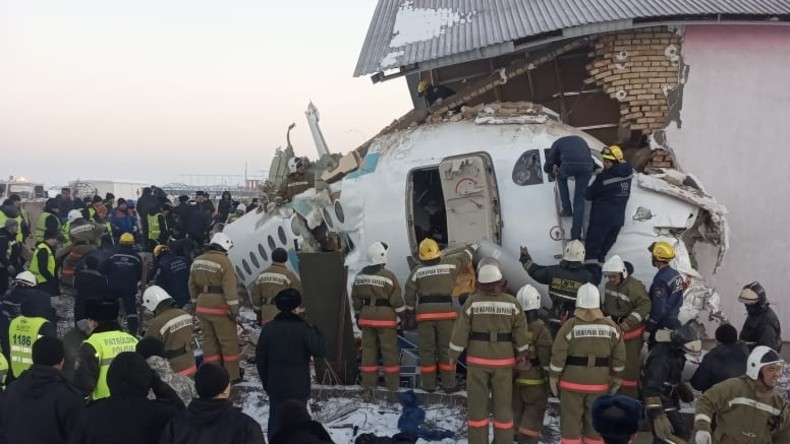 Kasachstan: Passagierflugzeug stürzt ab und kollidiert mit Gebäude