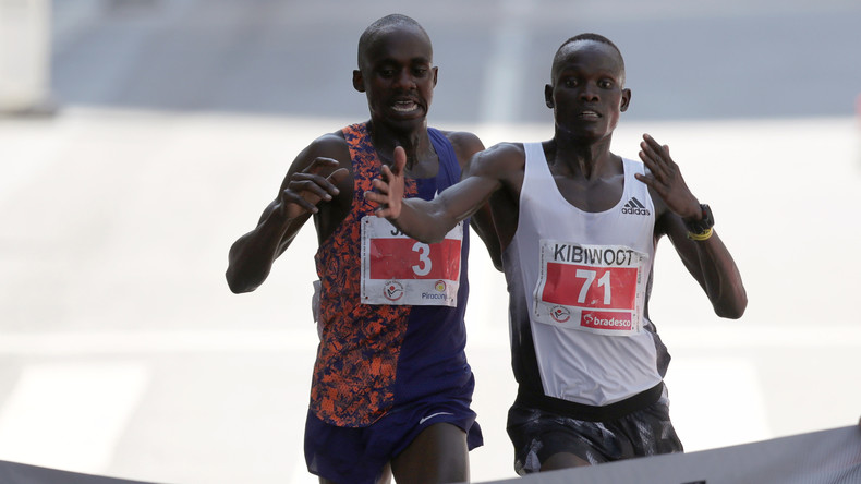 Verfrühte Freude und entscheidende Beschleunigung: Läufer bezwingt Rivalen auf Ziellinie