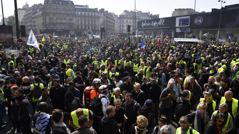 Live aus Paris: Gelbwesten und Gewerkschaftsmitglieder protestieren gegen Rentenreformen