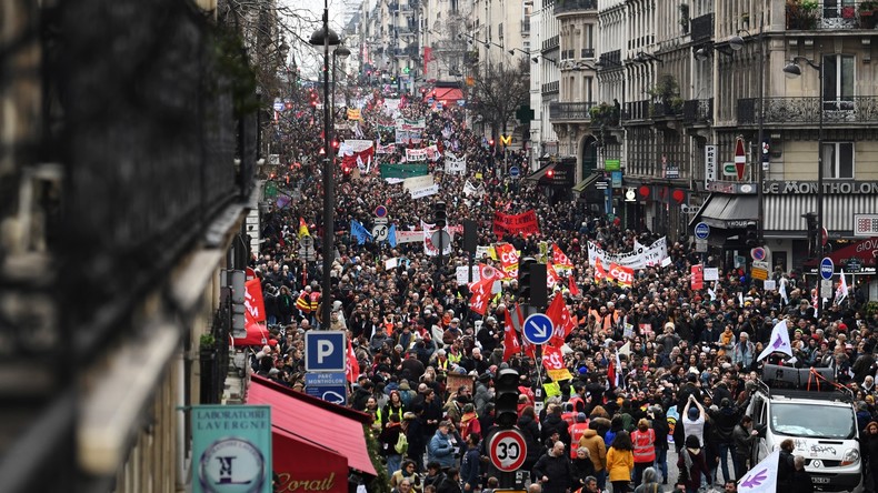 Große Beteiligung an Rentenprotesten gegen französische Regierung – Marine Le Pen im Aufwind