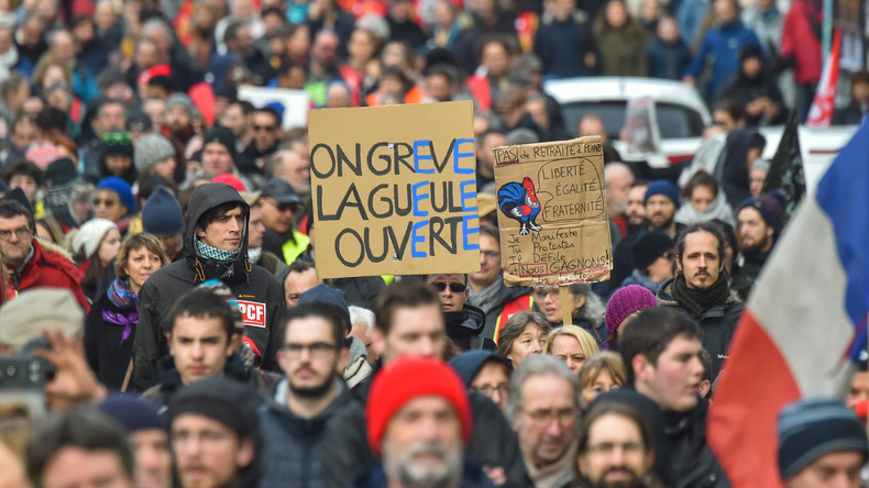 LIVE: Paris – Protest der Gelbwesten und Gewerkschaften gegen Rentenreformpläne von Macron