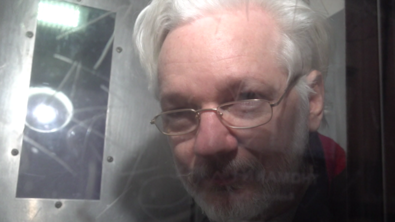 Vor laufender Kamera: Aktivist spricht zu Julian Assange und übermittelt ihm wichtige Botschaft