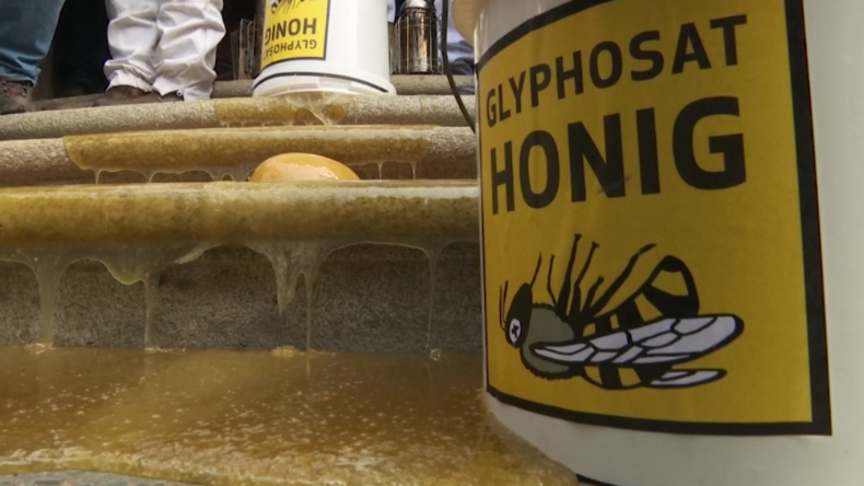 Wütende Imker kippen Julia Klöckner mit Glyphosat verpesteten Honig vors Agrarministerium