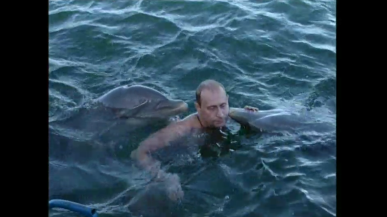 20 Jahre Putin: Kreml veröffentlicht Archivalbum – In Kuba mit Delfinen planschen