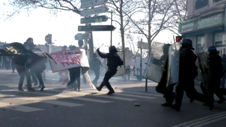 Lyon: Buh-Konzert für Polizisten, nach Schlagstock- und Tränengaseinsatz gegen Rentenreform-Gegner