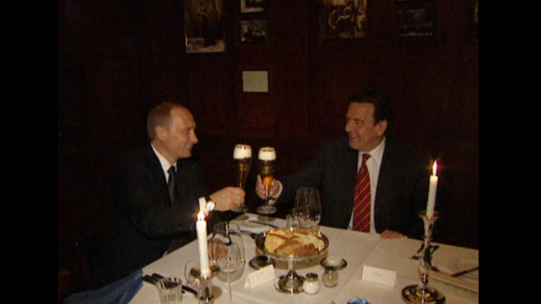 20 Jahre Putin: Kreml veröffentlicht Archivalbum – Auf ein Bier mit Schröder in Deutschland