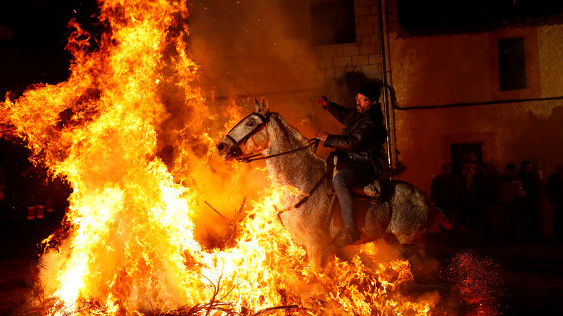 Las Luminarias: Ein spanisches Fest mit Feuer und Pferden