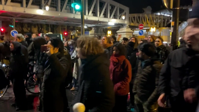 "Kurzzeitig evakuiert" – Demonstranten suchen Macron bei Theaterbesuch auf