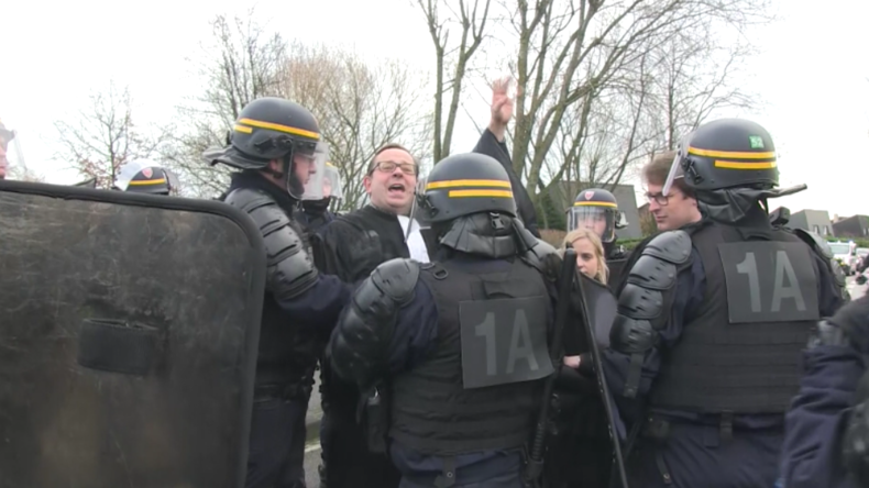 Bei Treffen von Macron und Konzernchefs in Dünkirchen: Hunderte Protestler fordern seinen Rücktritt