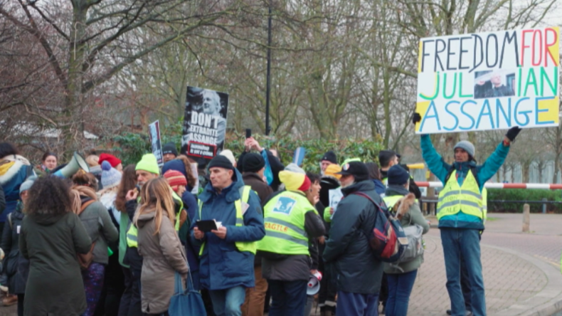 London: Gelbwesten aus Frankreich unterstützen Assange-Anhänger bei Protest vor Belmarsh-Gefängnis