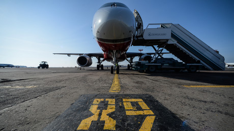 Bahn frei: Flugzeug landet auf halbfertiger Piste in Moskau