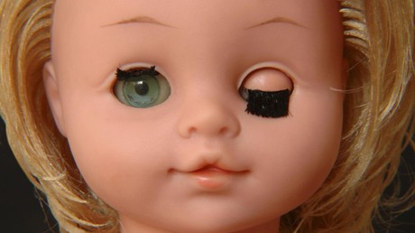 Vorsatz oder Fertigungsfehler? Eltern empört über Transgender-Puppe in russischem Spielwarengeschäft