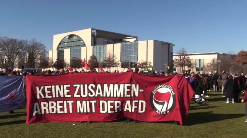 Thüringen-Wahl: Hunderte brüllen "Antifascista" vor Bundestag – bundesweit Angriffe auf FDP
