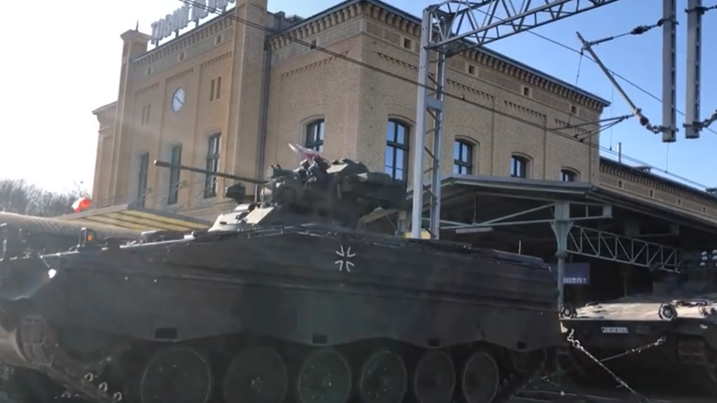 Dutzende deutsche Panzer an polnischem Bahnhof gefilmt – Video tausendfach geteilt