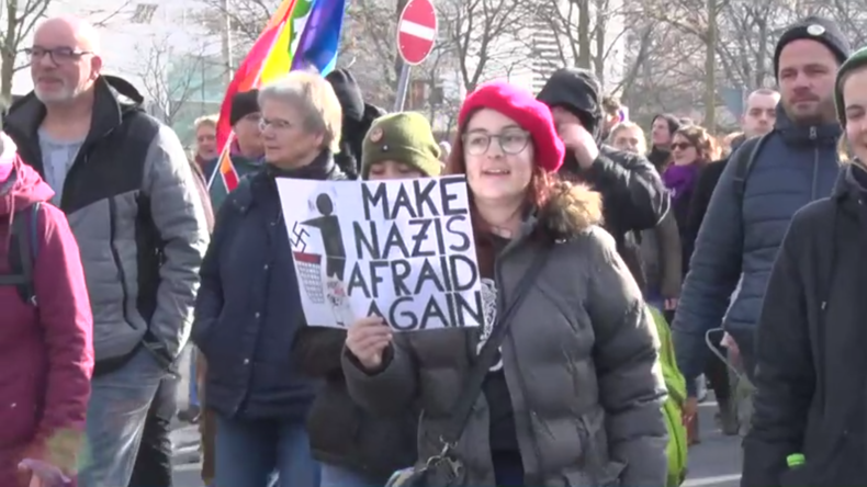 Rechtsextreme NPD-Kundgebung mit Gegenprotest zum 75. Jahrestag der Bombardierung von Dresden 