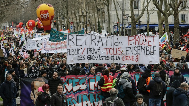 LIVE: Proteste in Paris gegen Rentenreform gehen weiter