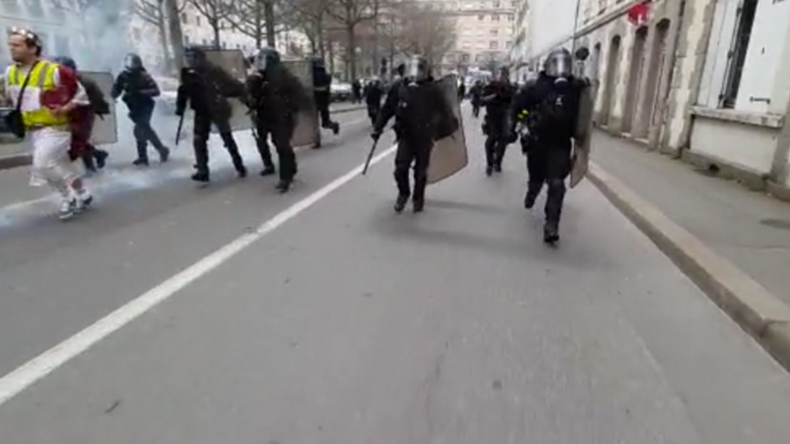 Polizei und Gelbwesten liefern sich Jagdszenen in Rennes – Wasserwerfer und Tränengas im Einsatz