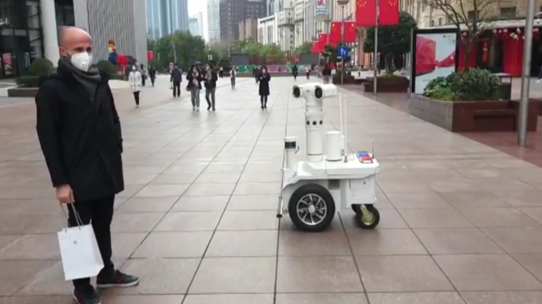 Wegen Coronavirus: Polizei-Roboter patrouilliert auf Straßen Shanghais