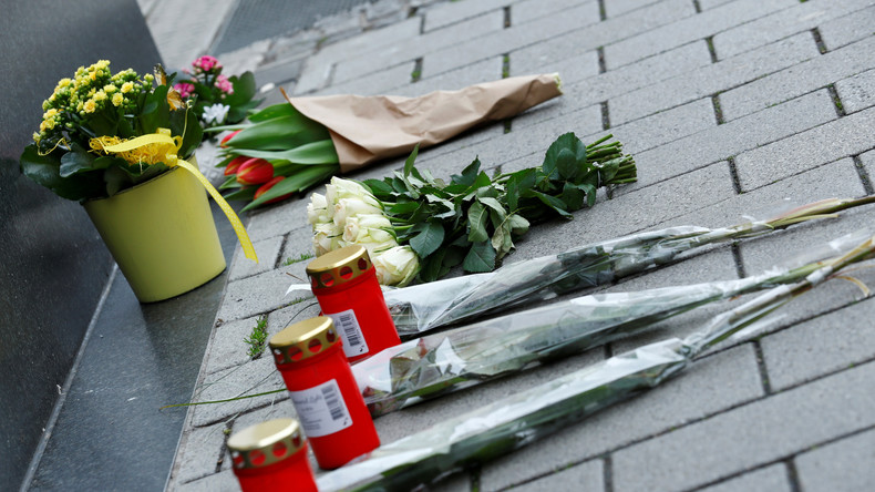 LIVE: Bundesinnenminister Seehofer legt Blumen in Hanau nieder