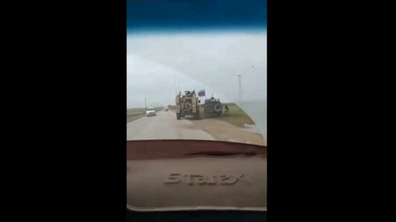Syrien: US-Militärwagen drängt russische Militärpolizei von der Fahrbahn